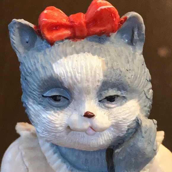 Mrs Kitty Pens a Letter to Mr Kitty Figurine - Picture 3 of 10